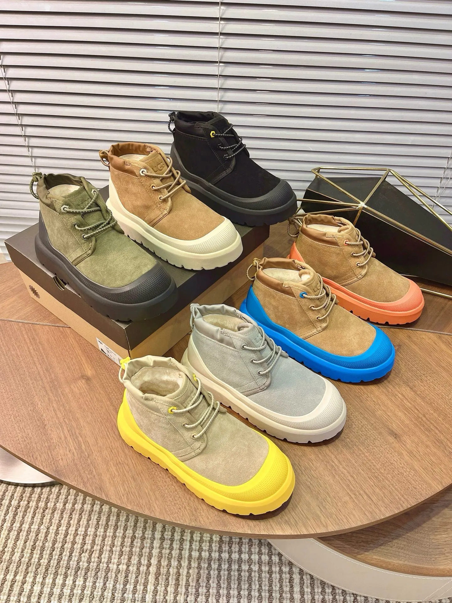 【UGG】 P: 560💰 Couple shoes Size: Women’s size 35-40 / Men’s size 40-44 UGG Tasman Weather Hybrid slip-on snow boots👢 Wang Yibo's same style 👏 adds a large orange sole to the classic Tasman shoe style, functional color contrast design, environmentally friendly waterproof and snowproof material, which has both fashionable and functional attributes. At the same time, it is paired with the new UGG furry shoes Keen's furry color-blocking jacket. Bright orange and maroon collide to create a new light outdoor style and open up a new travel experience in early autumn! Using the best materials, the 17mm fur integrated surface is warmer and breathable, and the outsole is upgraded to a lightweight and wear-resistant light wing technology outsole!